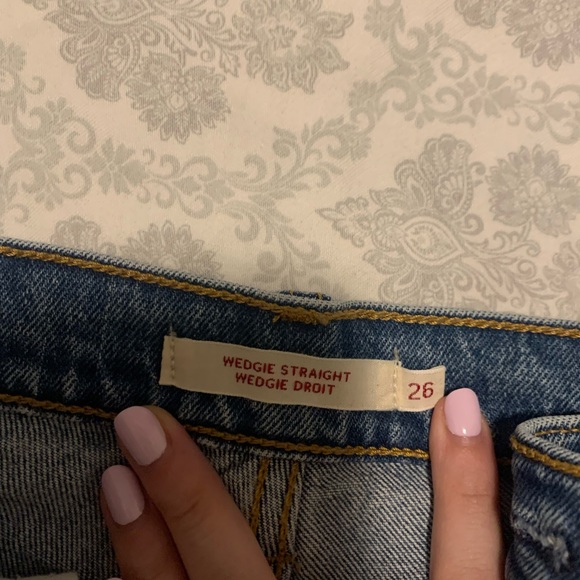 Levi’s wedgie cutoff shorts - Picture 3 of 3